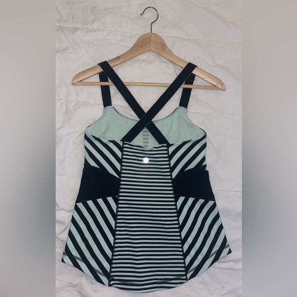 Lululemon tank top with built in sports bra in size 8 - Picture 3 of 3